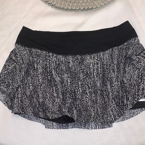 Lululemon skirt size 8 black and white.
